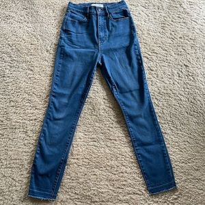 High-Wasted Skinny Jean w/ Distressed Bottom